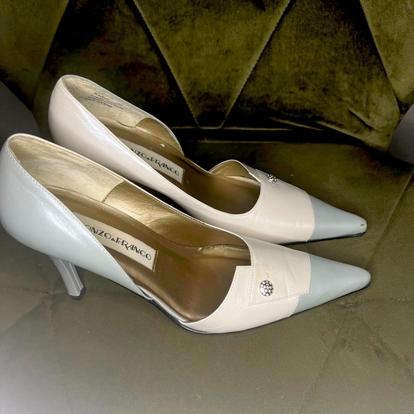Monzo & Franco pump, two tone, Pearl and silver with Rhinestone button. - Picture 3 of 4